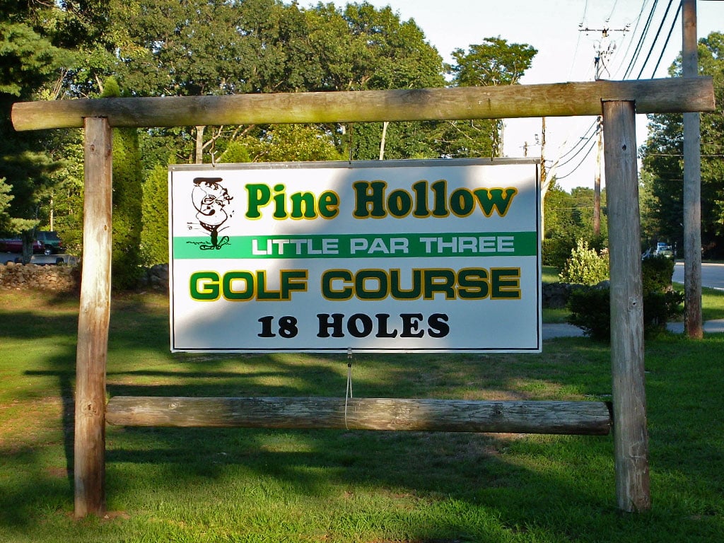Entrance sign for Pine Hollow Little Par 3