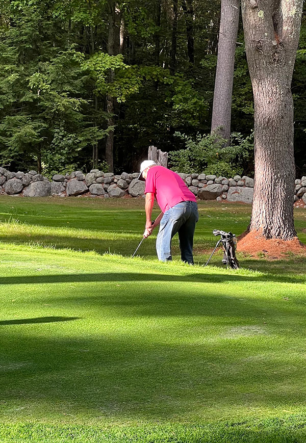 Pete Swenson lines up a chip shot onto the green