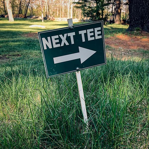 directional sign for next tee